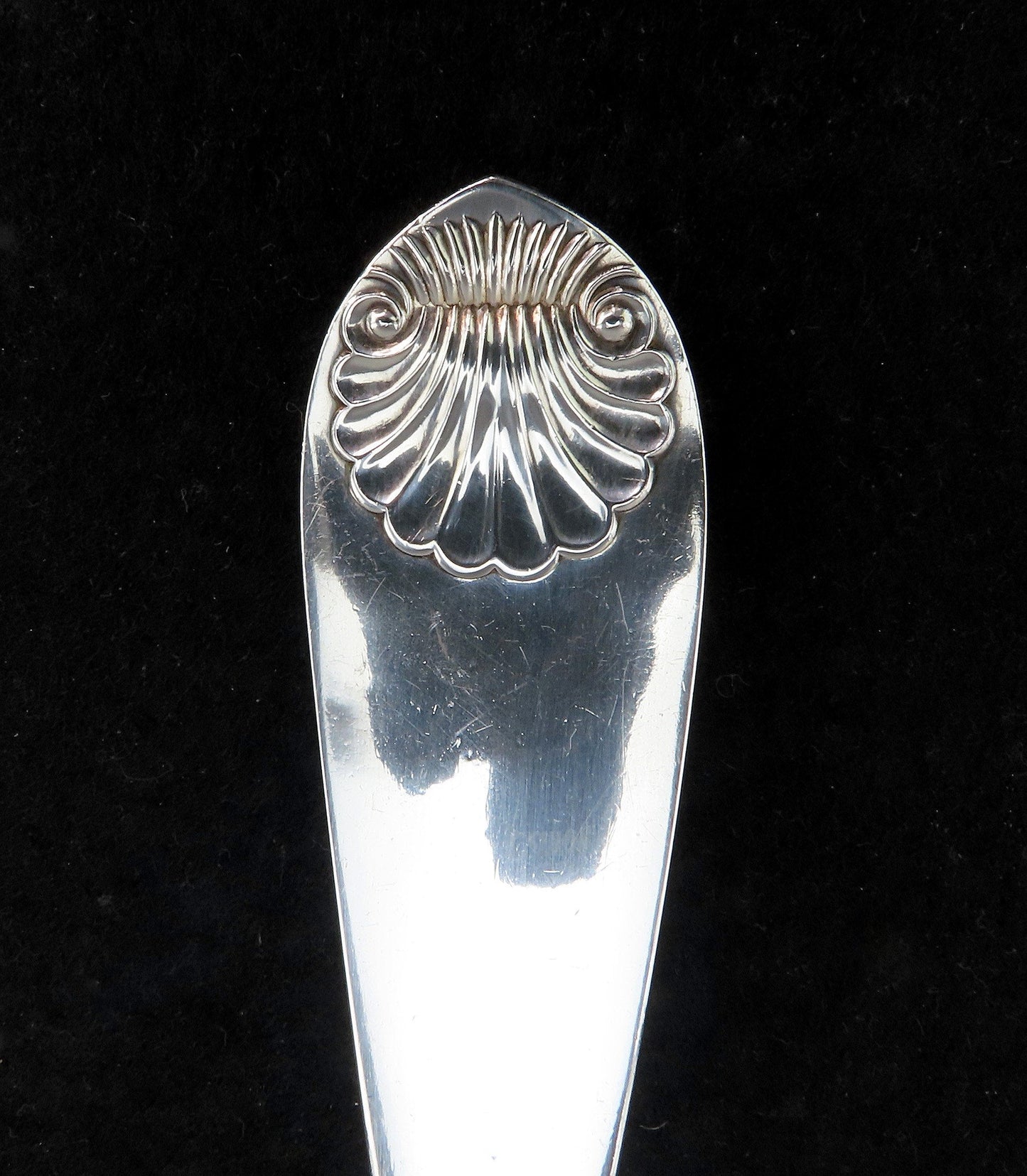 Stylish Large Sterling Silver Casserole Spoon w/ Back Notch Shell Decoration
