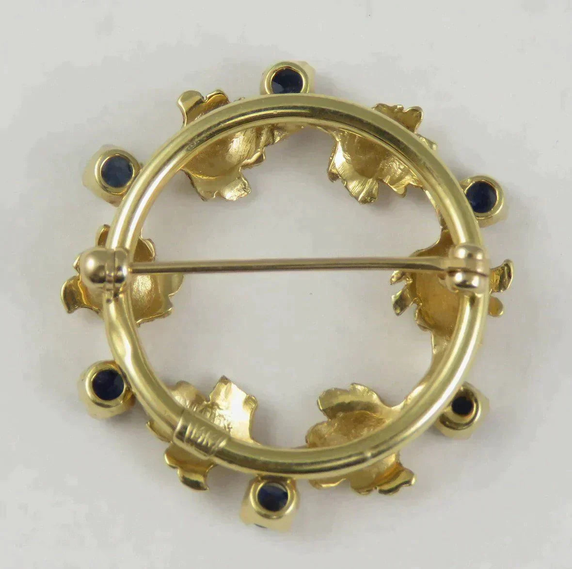Very Attractive 14K Yellow Gold & Natural Sapphire Leaf Circle Pin