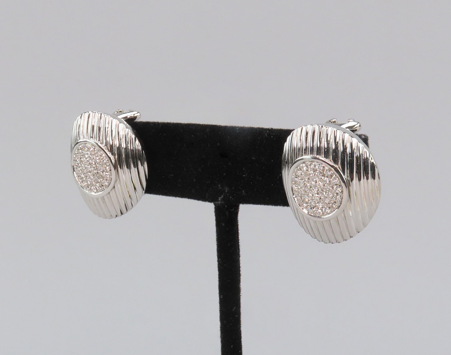 Superb 18k White Gold VS Diamond Earrings Modern and Stylish