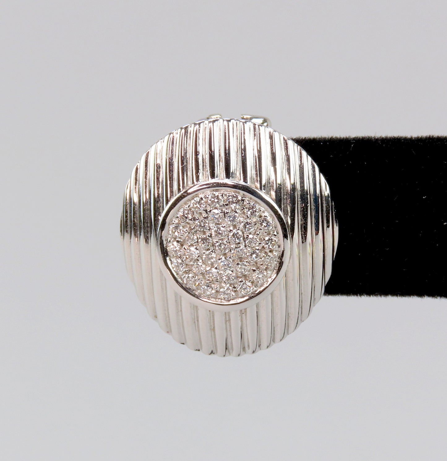 Superb 18k White Gold VS Diamond Earrings Modern and Stylish