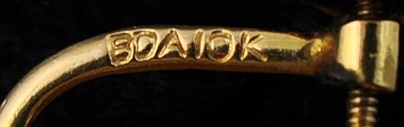 Lovely Vintage Genuine Carved Shell Cameo 10k Yellow Gold Earrings Screw Back