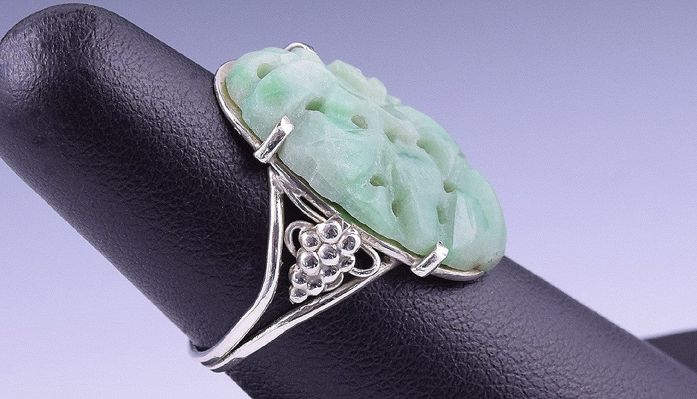Charming Vintage Sterling Silver Oval-Shaped Ring w/ Green Carved Jadeite Sz 6