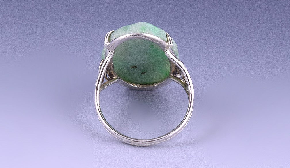 Charming Vintage Sterling Silver Oval-Shaped Ring w/ Green Carved Jadeite Sz 6