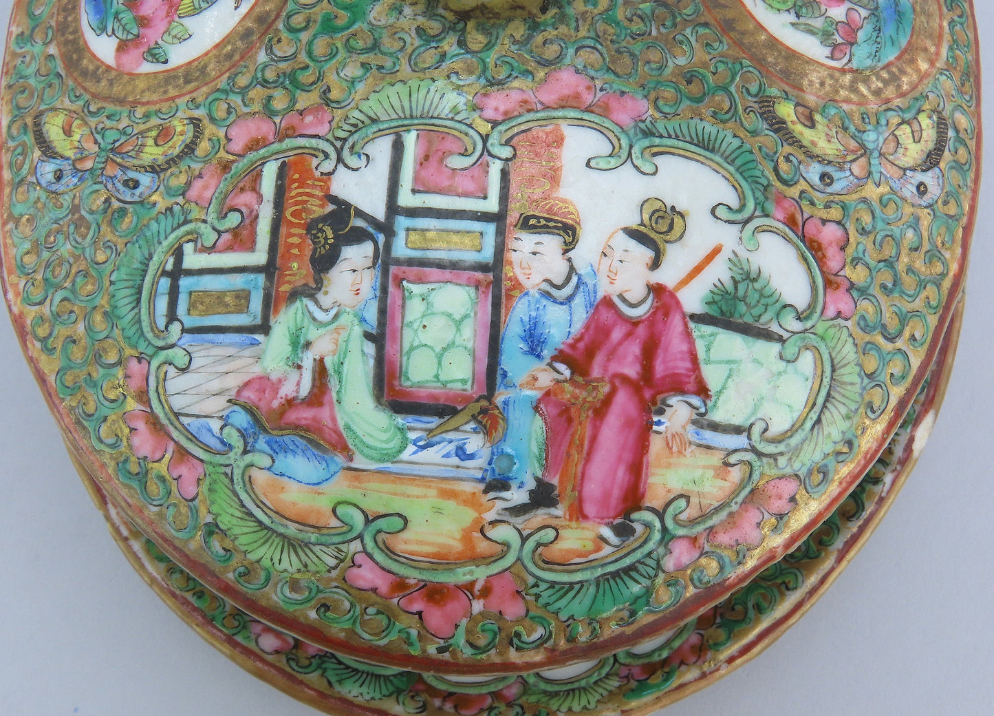 Mid 1800s Small Chinese Rose Medallion Covered Dish w/ Underplate 5 1/2" Long