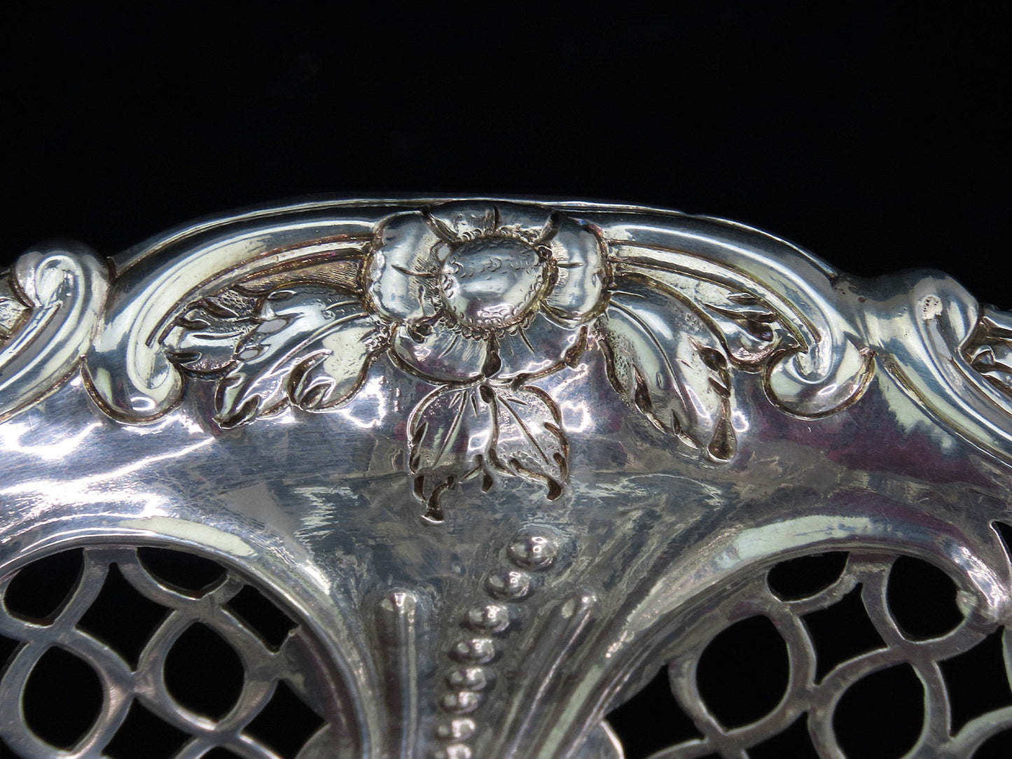 1775 Irish Sterling Silver Pair Pierced Bowls Dublin Markham Family Crest 7.5 in