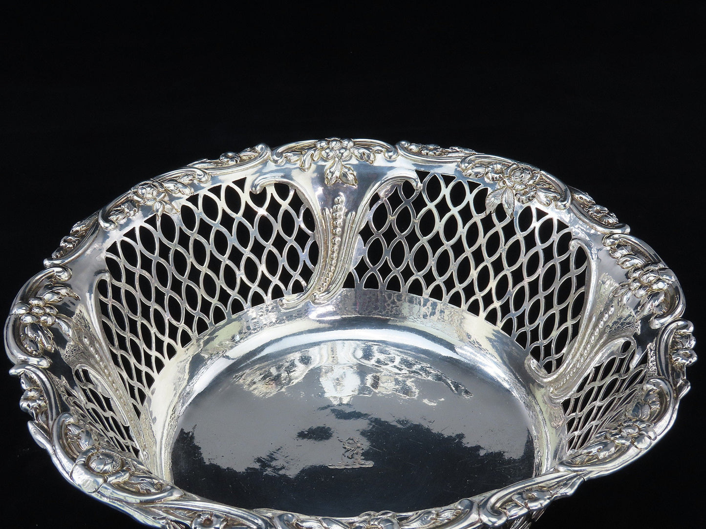 1775 Irish Sterling Silver Pair Pierced Bowls Dublin Markham Family Crest 7.5 in
