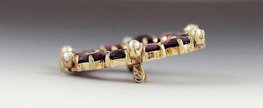 1950s American Open Circle 14k Yellow Gold Rhodolite Garnet Pearl Brooch Pin