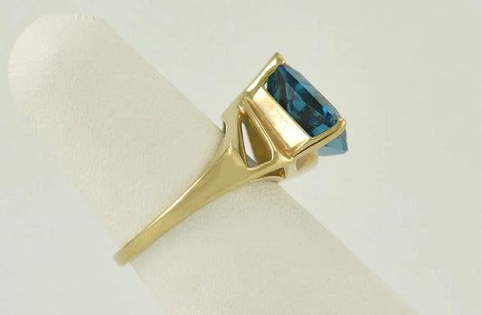 Stunning 14K Yellow Gold and Genuine Blue Topaz Ring Size 6 Bright Color