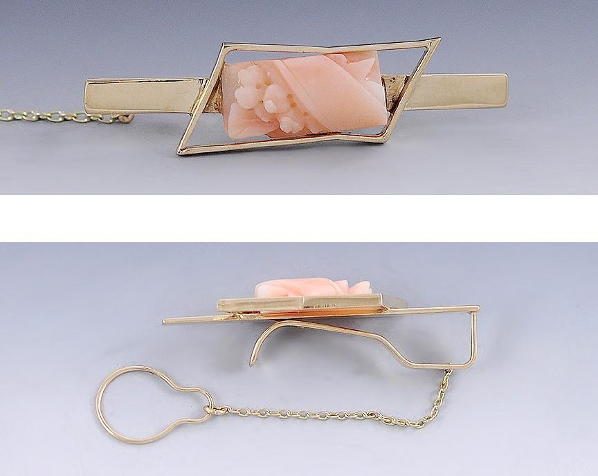 Lovely Chinese Carved Coral 14 Karat Gold Cufflinks & Tie Clip Set