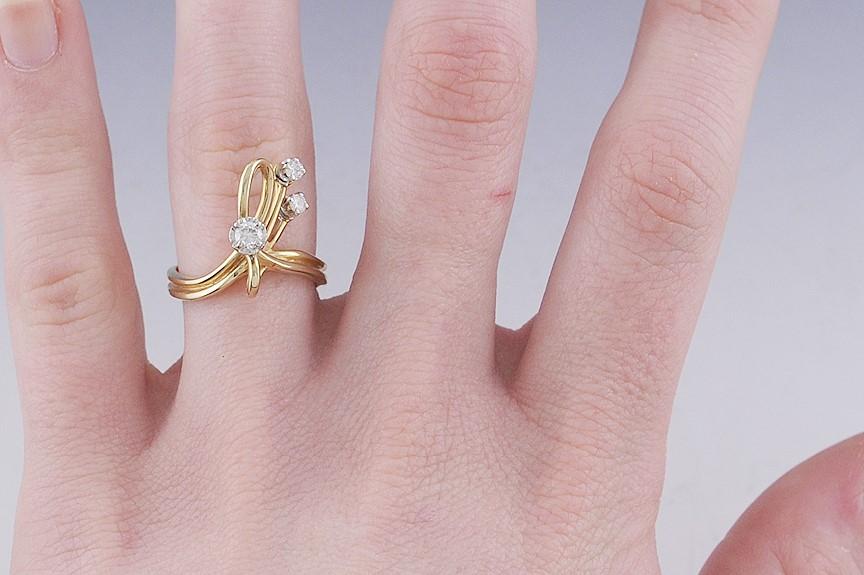 Elegant 14K Gold & Diamond Bow/Ribbon Design Ring Size 6.25