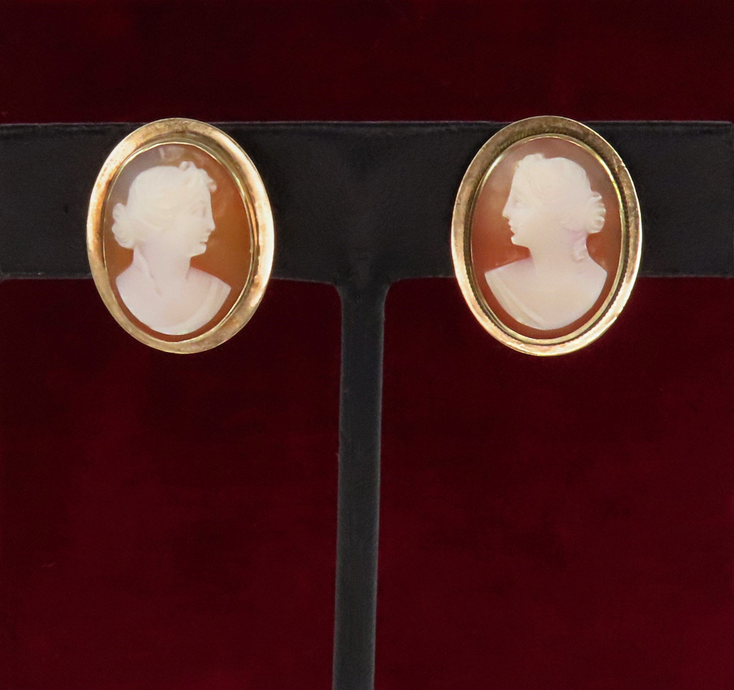 Adorable Vintage 1950s 14k Yellow Gold Carved Cameo Screwback Earrings