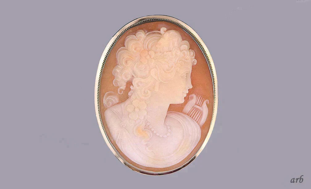 Extraordinary Vintage Italian 18k Gold and Carved Cameo Pendant/Pin of Woman