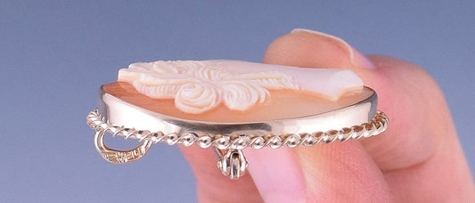 Pretty VTG 10k Yellow Gold Carved Cameo of a Young Woman Brooch/Pendant