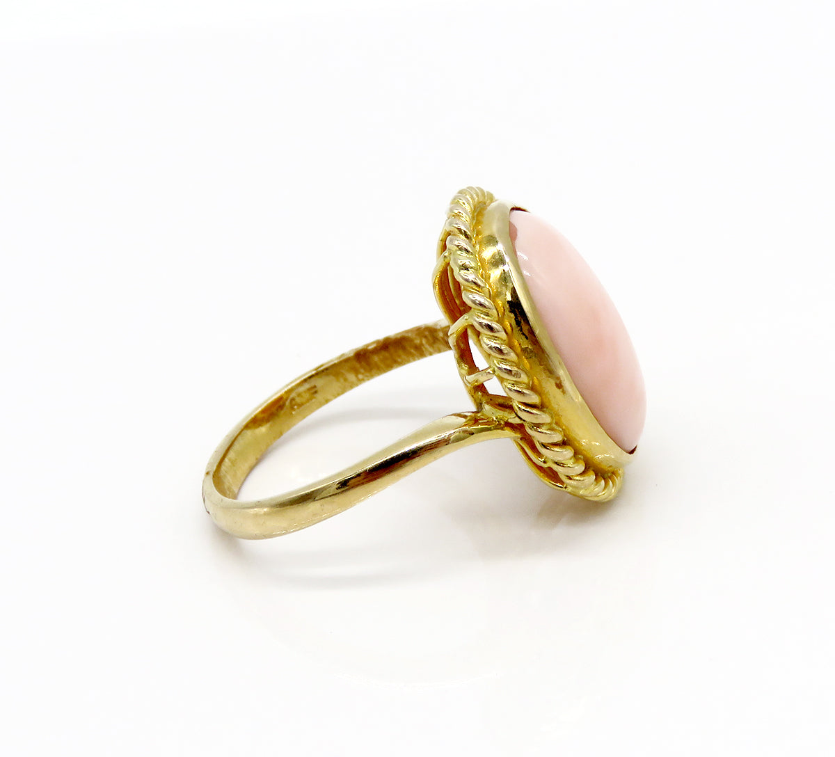 Elegant 18k Yellow Gold Peach Coral Oval Cabochon Ring