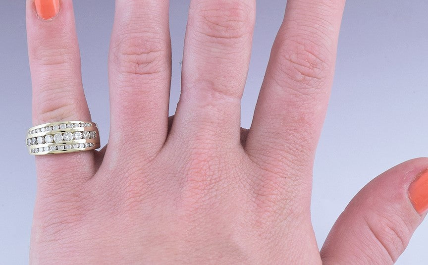 Nice Quality 14K Gold & Modern Brilliant Cut Diamond Ring