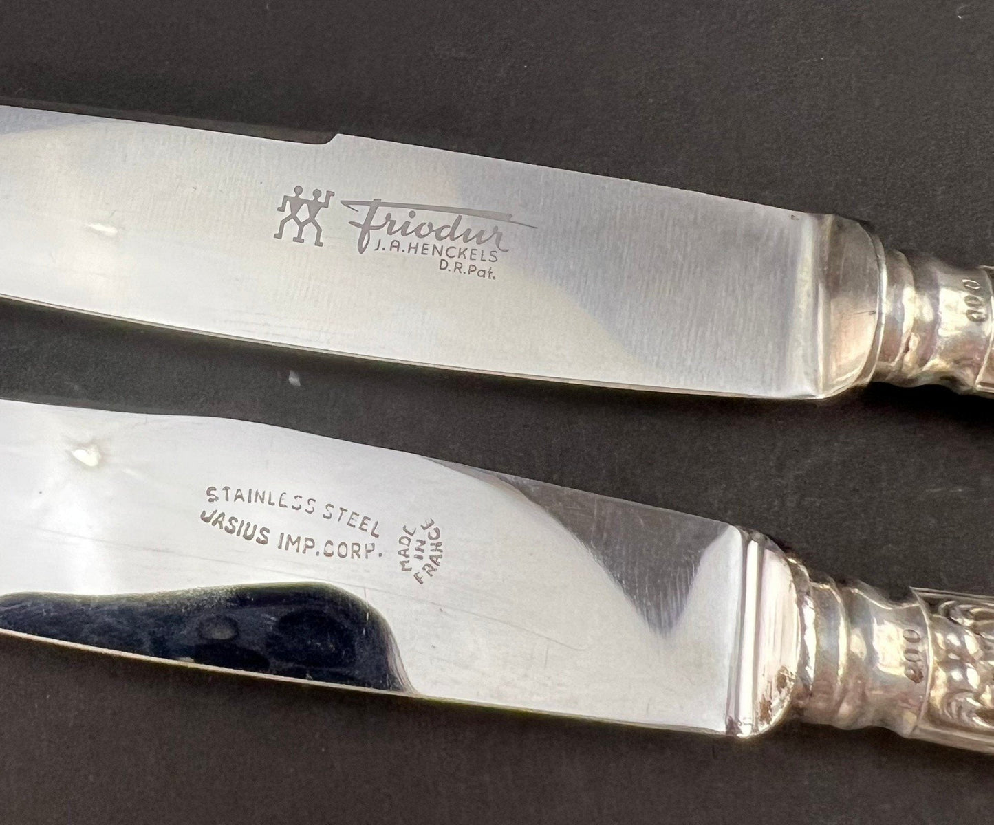 Set 8 c1860 Sterling Silver Handle Victoria Dinner Knives w Armorial Crest