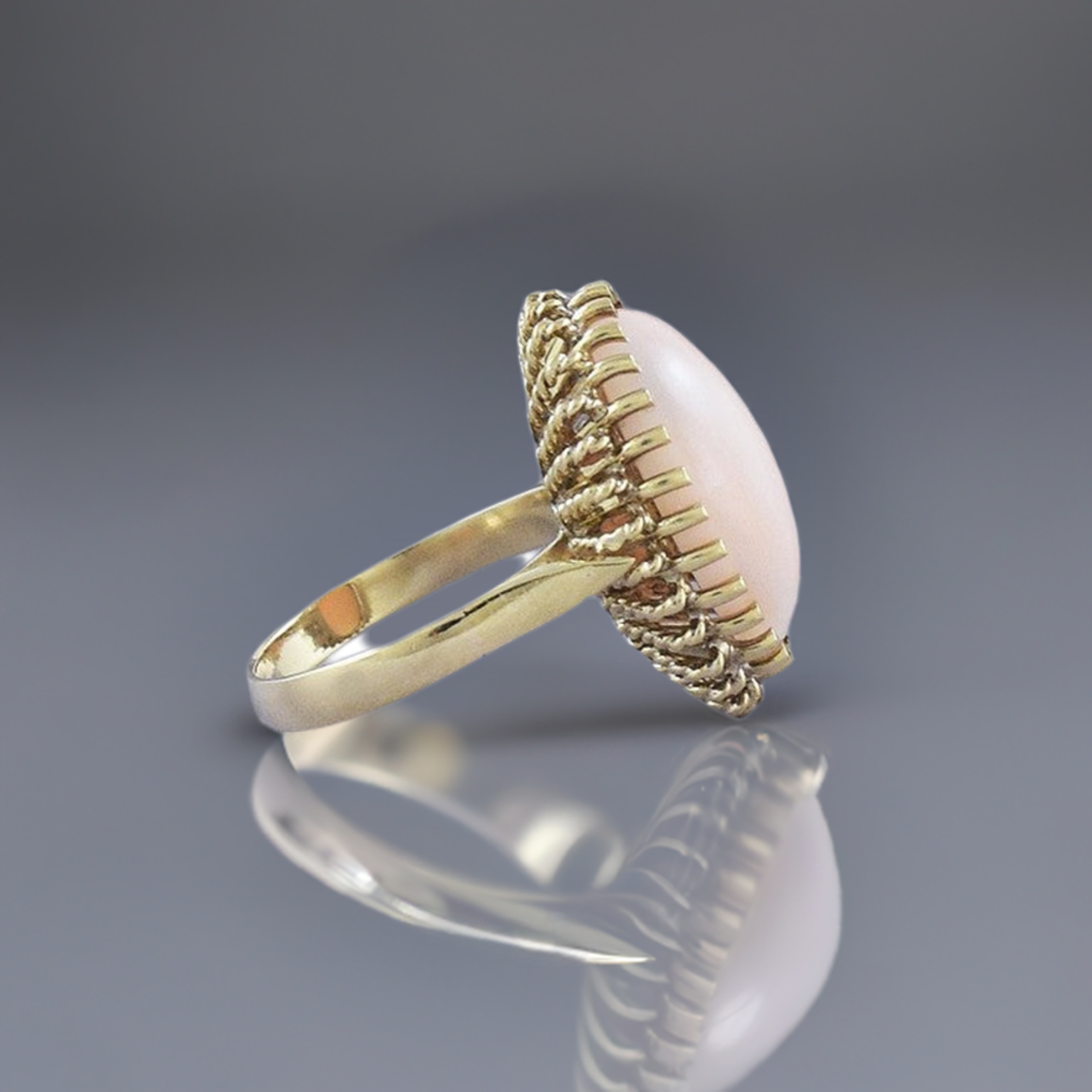 Lovely 18k Yellow Gold & Coral Pink Cabochon Ring Size 4.5