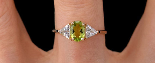 Brilliant 10k Yellow Gold Ring w/ Green Peridot and Clear Trillions Stones Sz 7