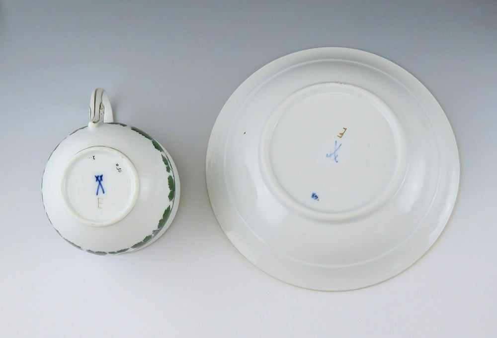 Fantastic 17pc Meissen Full Green Vine Gilt Tea Coffee Cup and Saucer Set