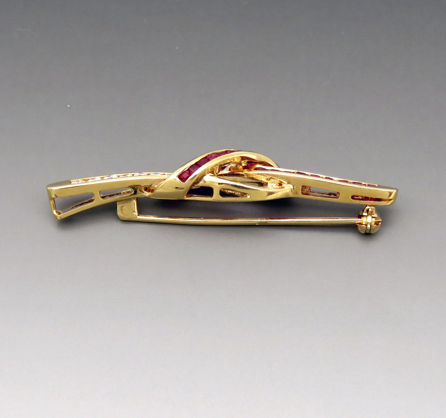 Lovely 18k Yellow Gold ~1.25ct Ruby ~.36ct Diamond Infinity Knot Bar Pin Brooch