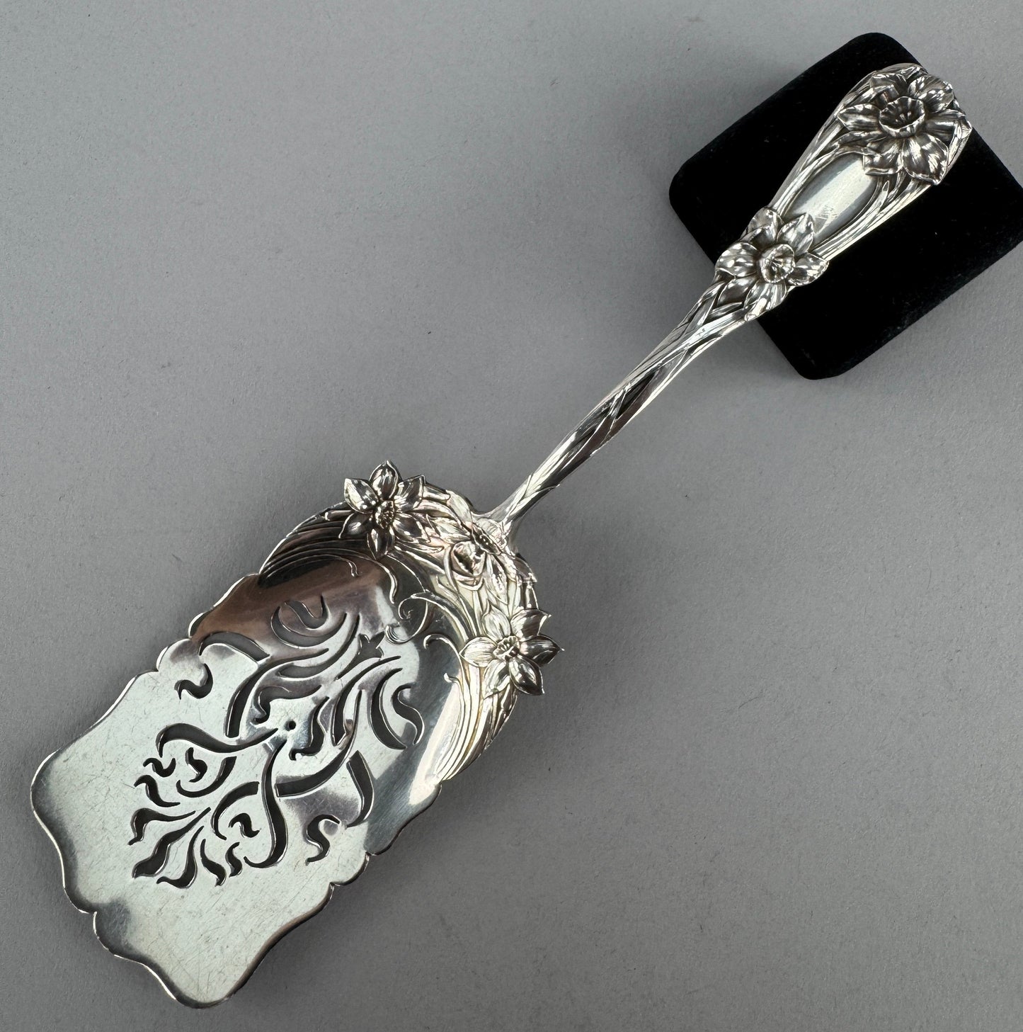 Pretty Art Nouveau Durgin New Art Sterling Silver Croquette Server 8.25 inches