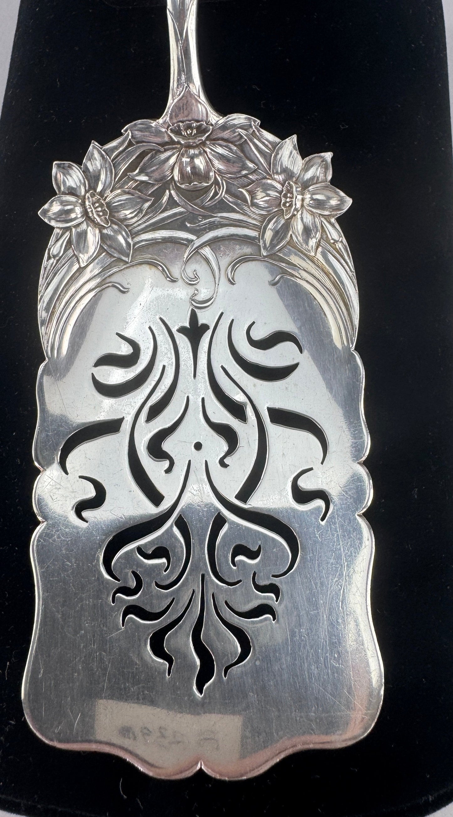 Pretty Art Nouveau Durgin New Art Sterling Silver Croquette Server 8.25 inches