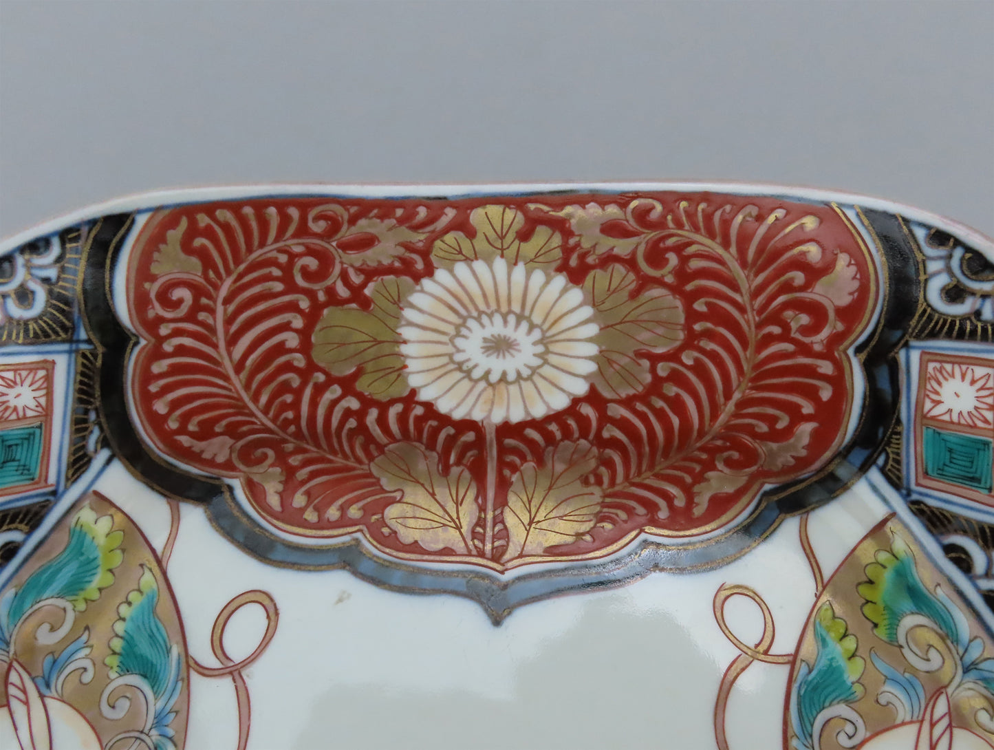 Large Gorgeous Japanese Imari Mid-1800s Hexagonal Serving Plate Rabbits Birds