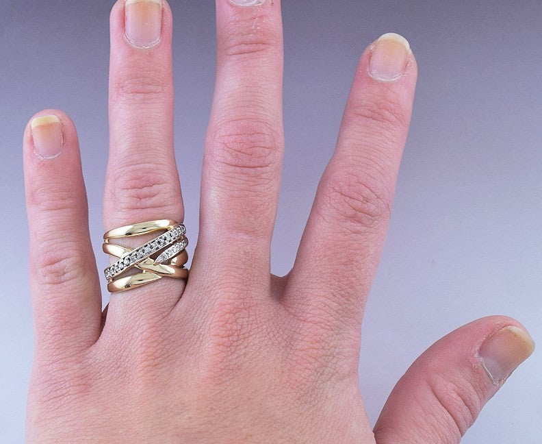 Beautiful 14K Yellow Gold & Sparkling Diamond Ring Size 7