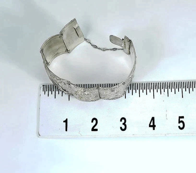 Stunning 900 Purity Silver Link Bracelet from Peru w/ Llama and Hunter Motif