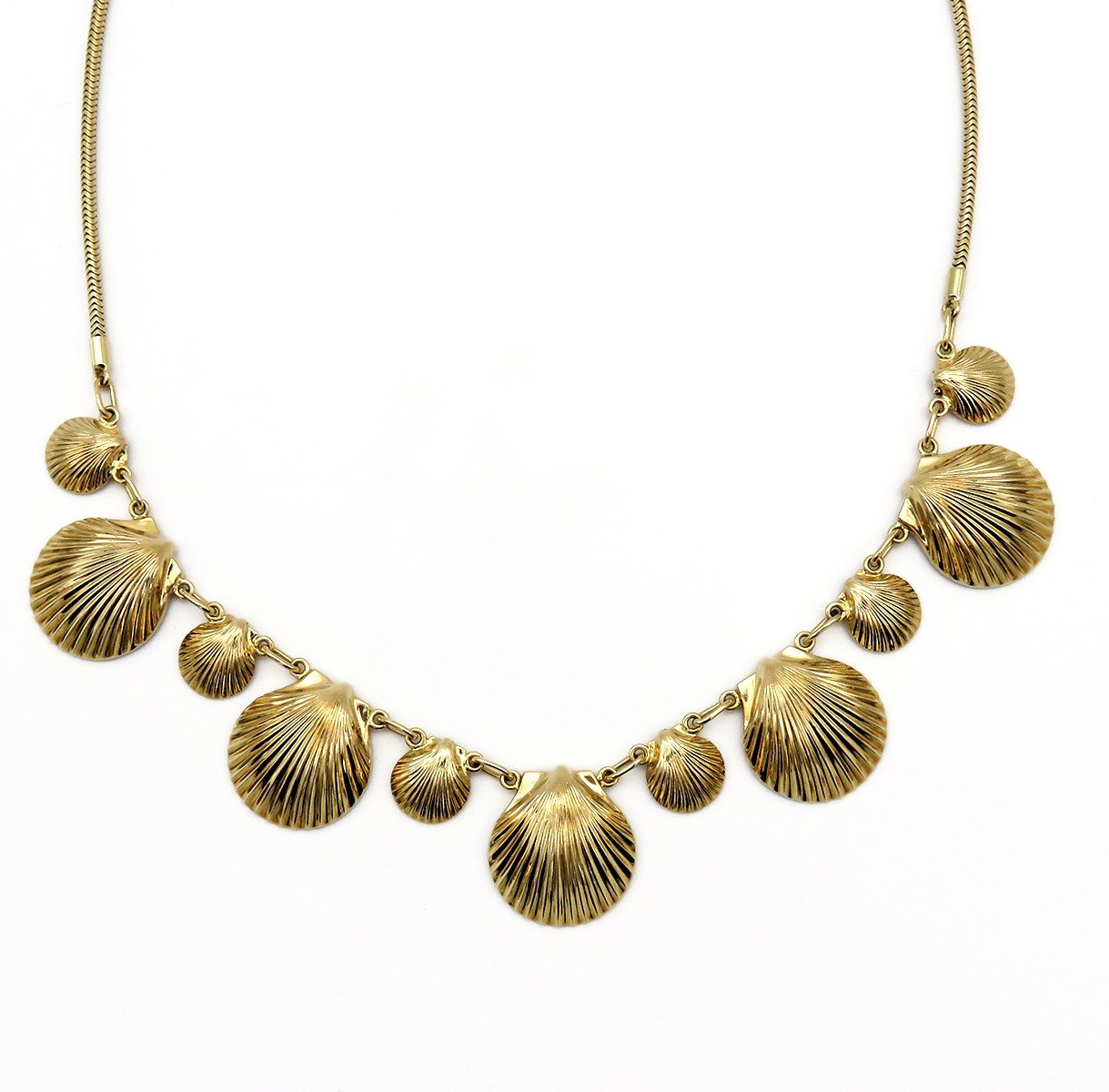 Stylish 14k Yellow Gold Seashell Scallop Clam Shells Necklace