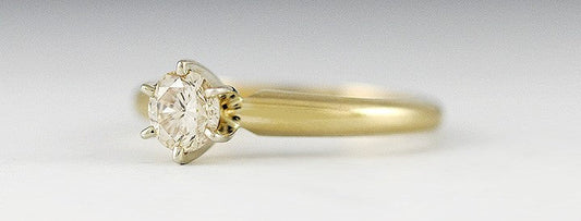 Fabulous 14K Yellow Gold and Diamond Solitaire Ring Size 6