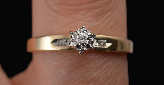 Sparkling VTG 14k Yellow Gold Diamond Solitaire w Accents Engagement Ring
