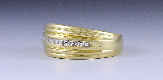 Threaded Band 18K Deep Yellow Gold & Sparkling Diamond Ring