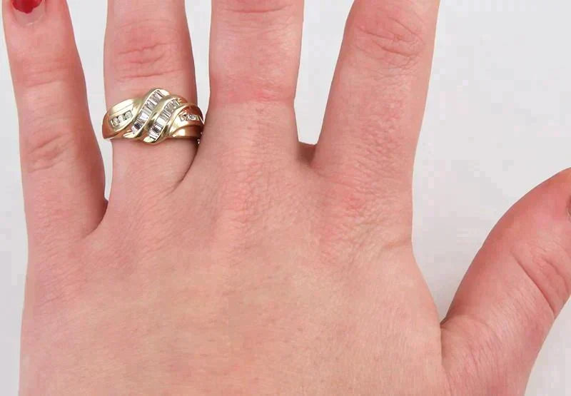 Lovely Modern 14K Yellow Gold & Diamond Ring Size 7