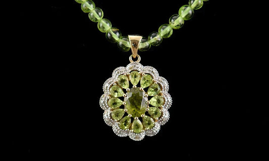Delightful Modern 10k Yellow Gold and Natural Green Peridot Necklace w/ Diamond