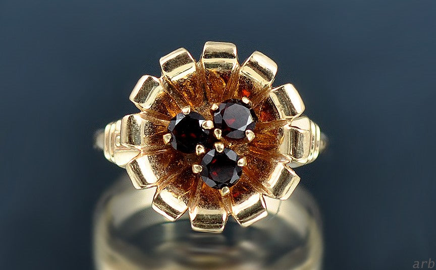 10K Yellow Gold Ring w/ Three Deep Red Garnet Stones, Size 5 3/4