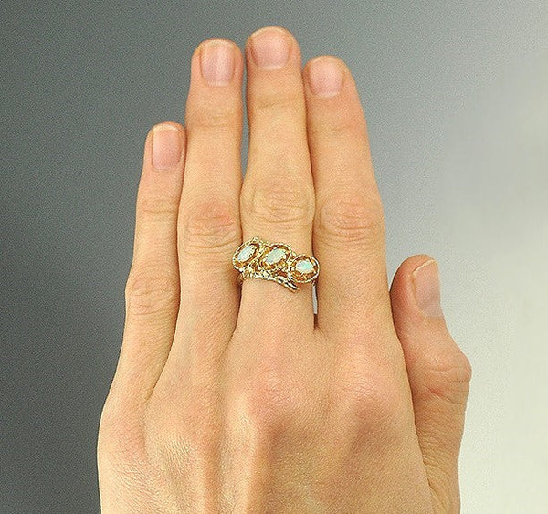 Beautiful Sparkling Three Stone Opal 10k Gold Ring Size 6