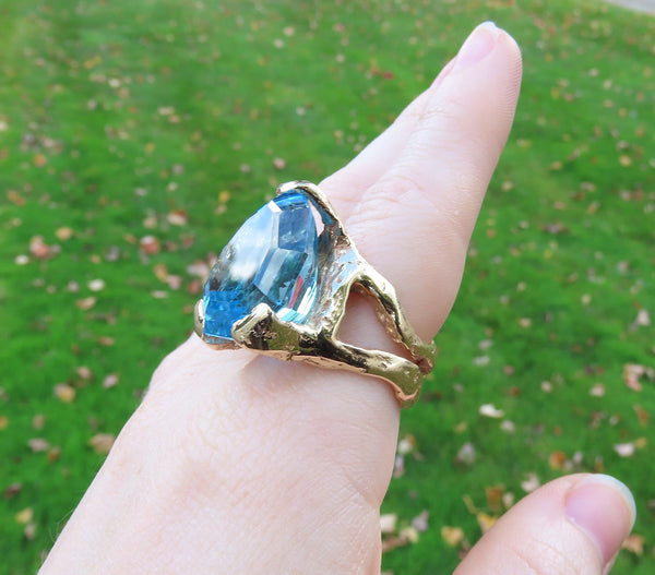 Eye-catching 14k Yellow Gold ~28ct Pear Teardrop Blue Topaz Cocktail Ring