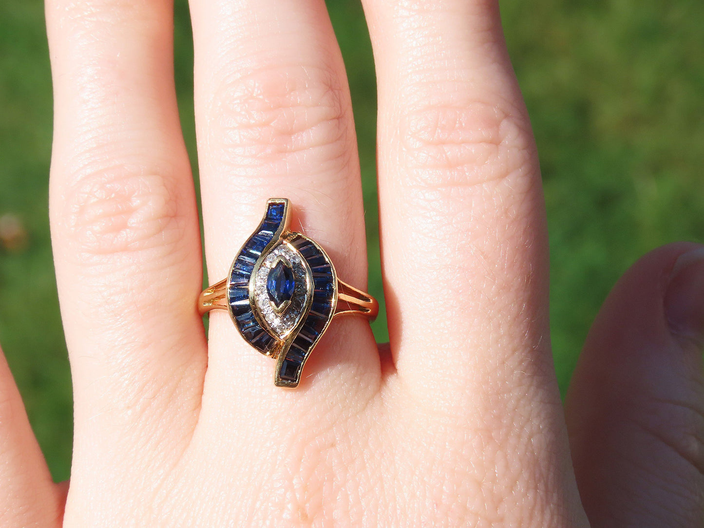 Gorgeous 18k Yellow Gold ~.66ct Sapphire and Diamond Ring