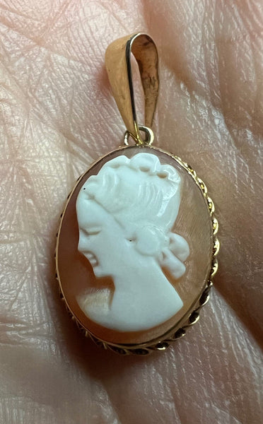 Fun Vintage 14k Yellow Gold Carved Shell Cameo Pendant of Pretty Woman