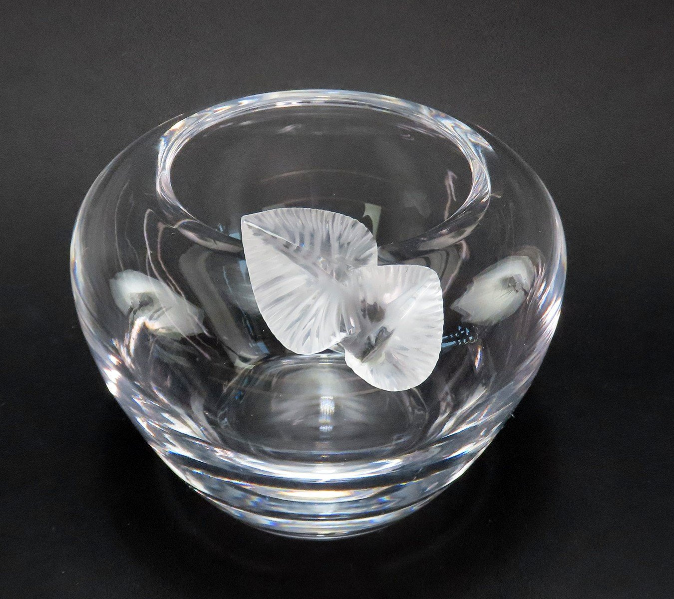 Lovely Contemporary Glass Vase w Frosted Leaf Design