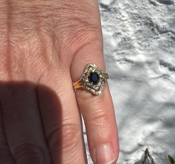 Quality Modern 18K Yellow Gold Diamond & Sapphire Ring