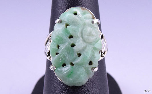 Charming Vintage Sterling Silver Oval-Shaped Ring w/ Green Carved Jadeite Sz 6