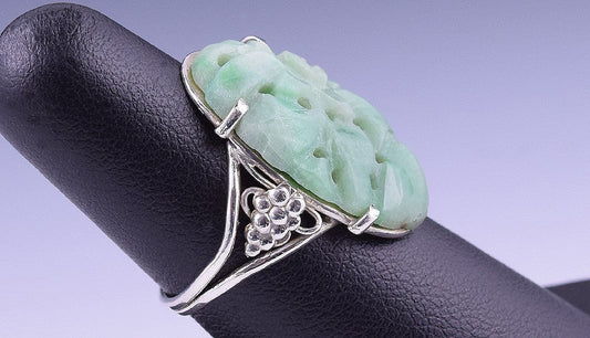 Charming Vintage Sterling Silver Oval-Shaped Ring w/ Green Carved Jadeite Sz 6
