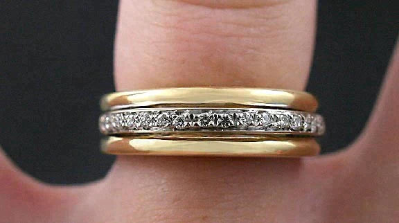 Pretty 18k Yellow & White Gold Two-Tone Diamond Band Ring