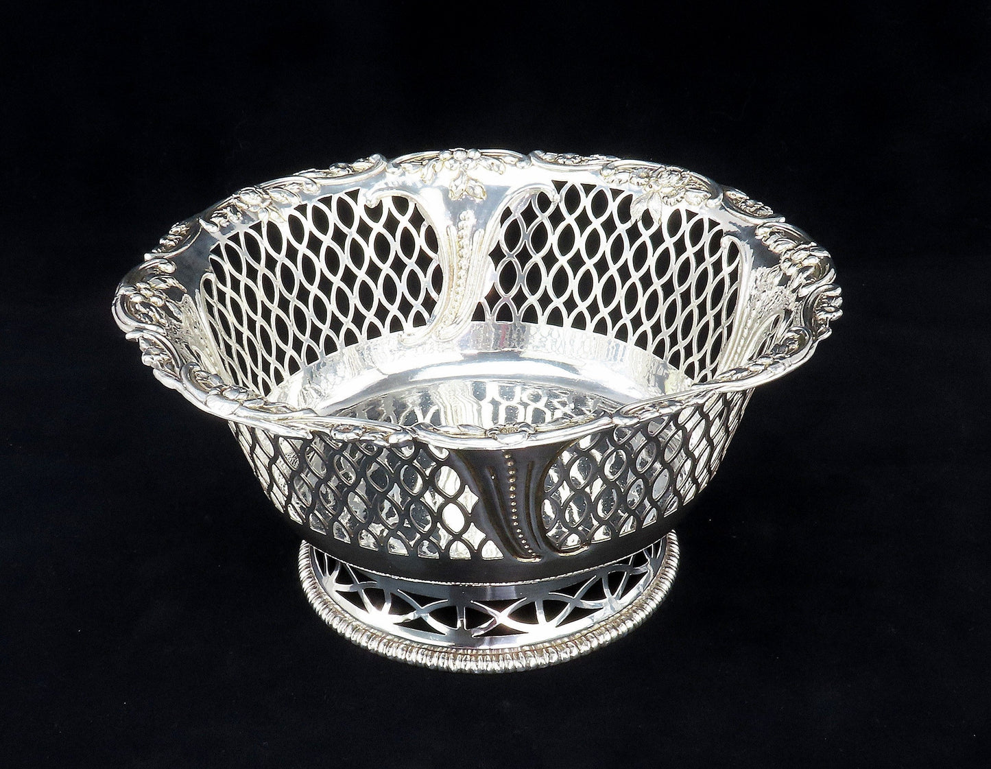 1775 Irish Sterling Silver Pair Pierced Bowls Dublin Markham Family Crest 7.5 in