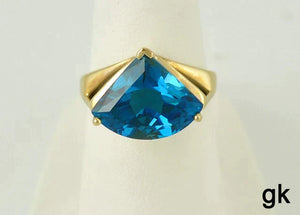 Stunning 14K Yellow Gold and Genuine Blue Topaz Ring Size 6 Bright Color