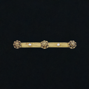 Pretty Victorian Etruscan Revival 18k Gold Pearl Bar Pin