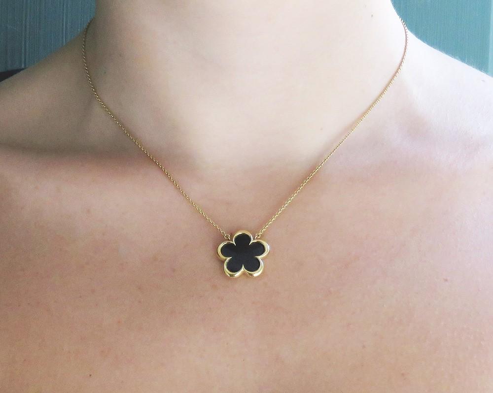 Stylish Aspery Guldag 18k Yellow Gold Black Onyx Cinquefoil Flower Necklace