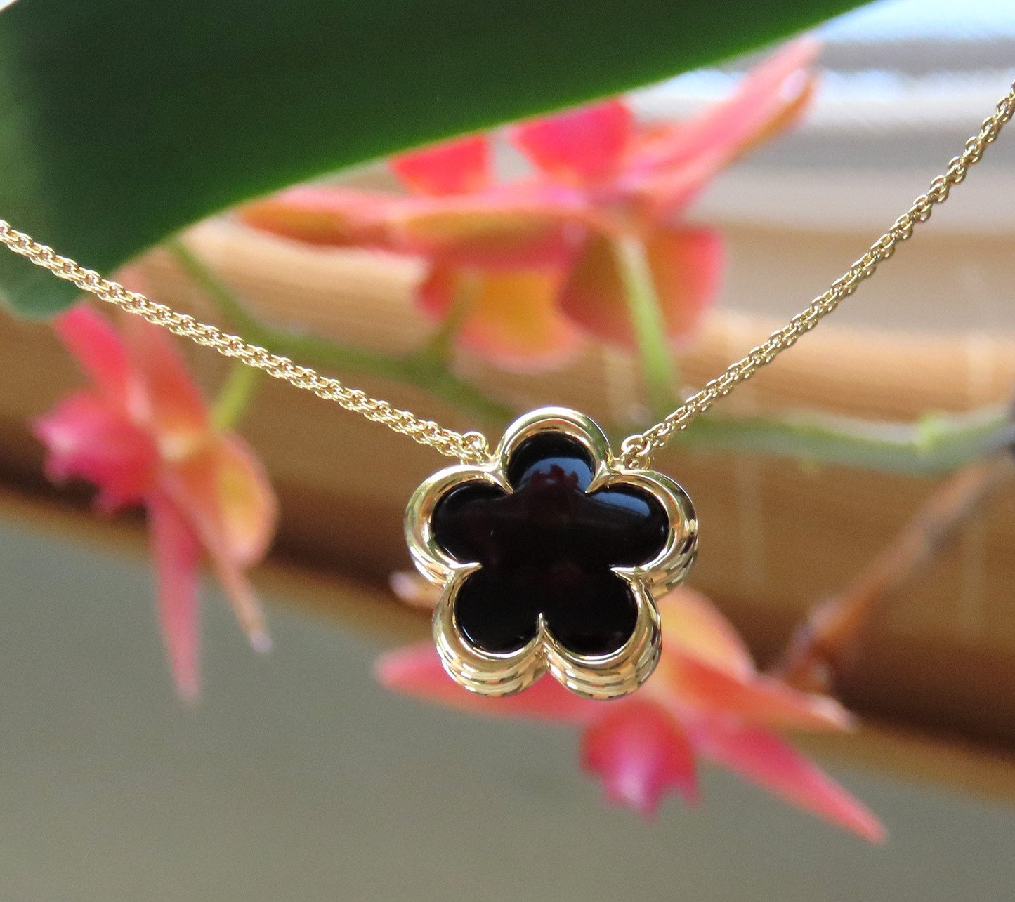 Stylish Aspery Guldag 18k Yellow Gold Black Onyx Cinquefoil Flower Necklace
